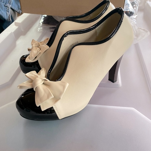 Crab Shoes - 🔥 4 for $20 🔥 Vintage look black and ivory pumps